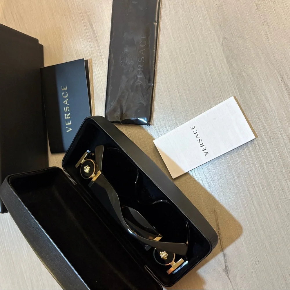 NWT Versace‎ Black and Gold Sunglasses (papers,box ,dust bag)